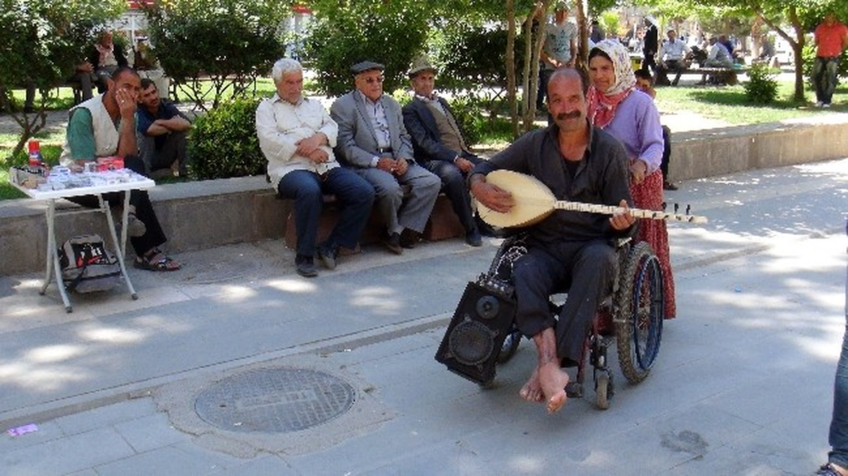 Sokaklarda Saz Çalarak Ailesini Geçindiriyor