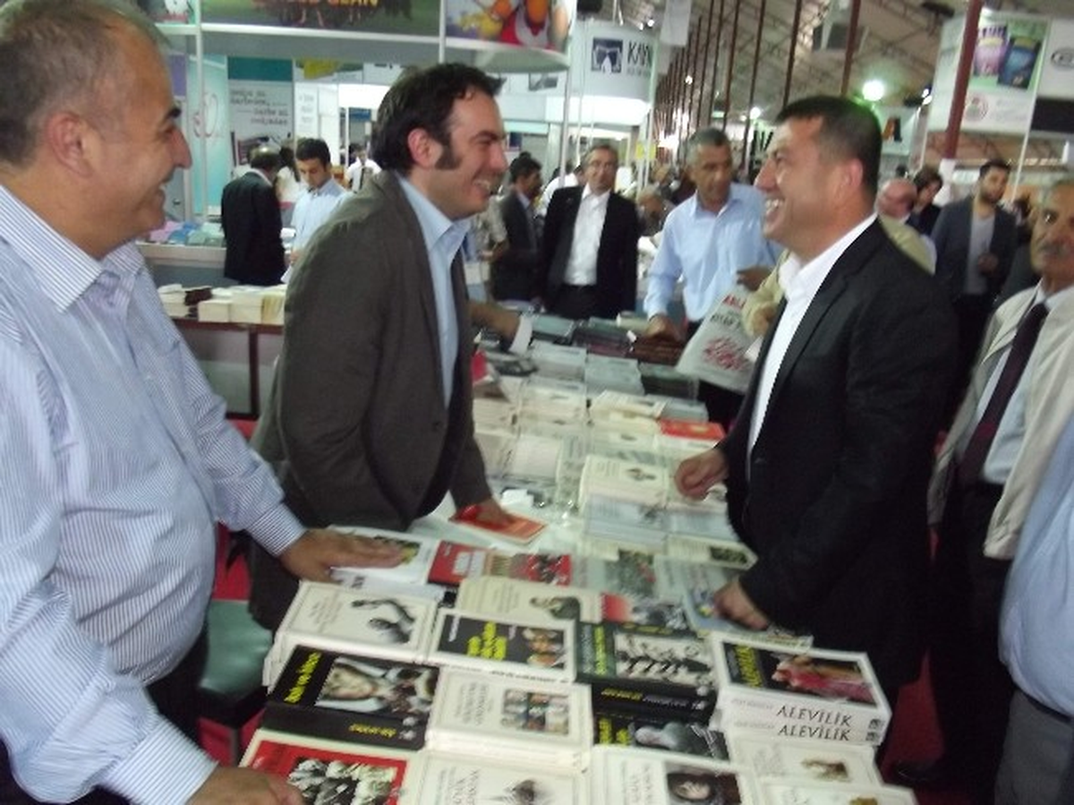 Veli Ağbaba Kitap Fuarını Gezdi