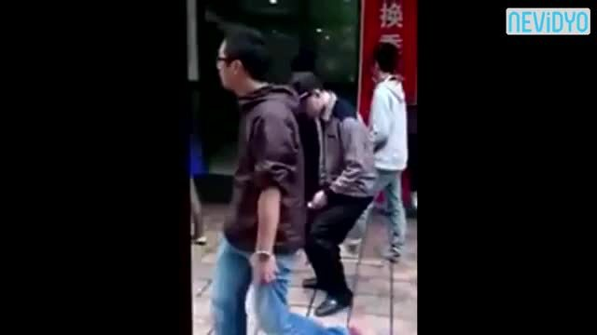 Yolda Yürürken Uyuya Kaldı!