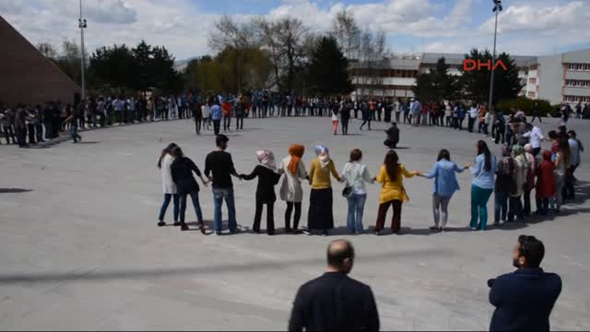 1500 Öğrenci El Ele Tutup Horon Oynadı