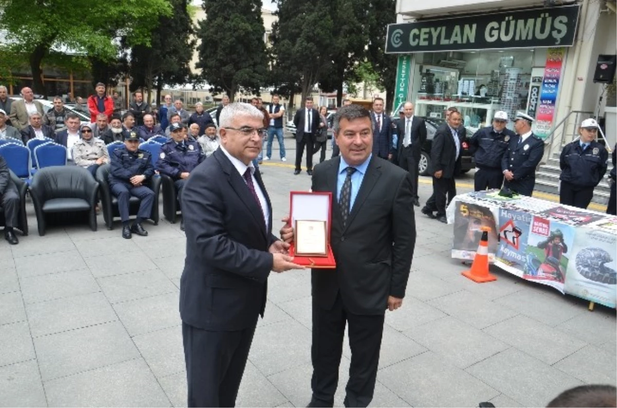 3 Yıldır Trafik Cezası Almayan Örnek Şoföre Trafik Haftası\'nda Ödül