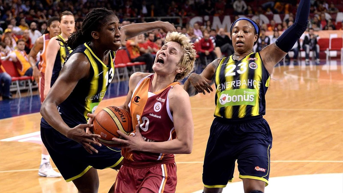 Abdi İpekçi\'de Olay! Fenerbahçeli Yöneticilere Saldırı