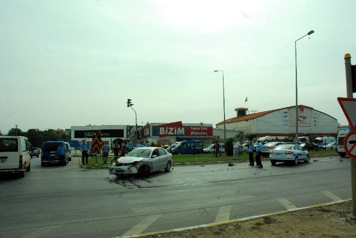 Antalya\'da Trafik Kazası Ucuz Atlatıldı