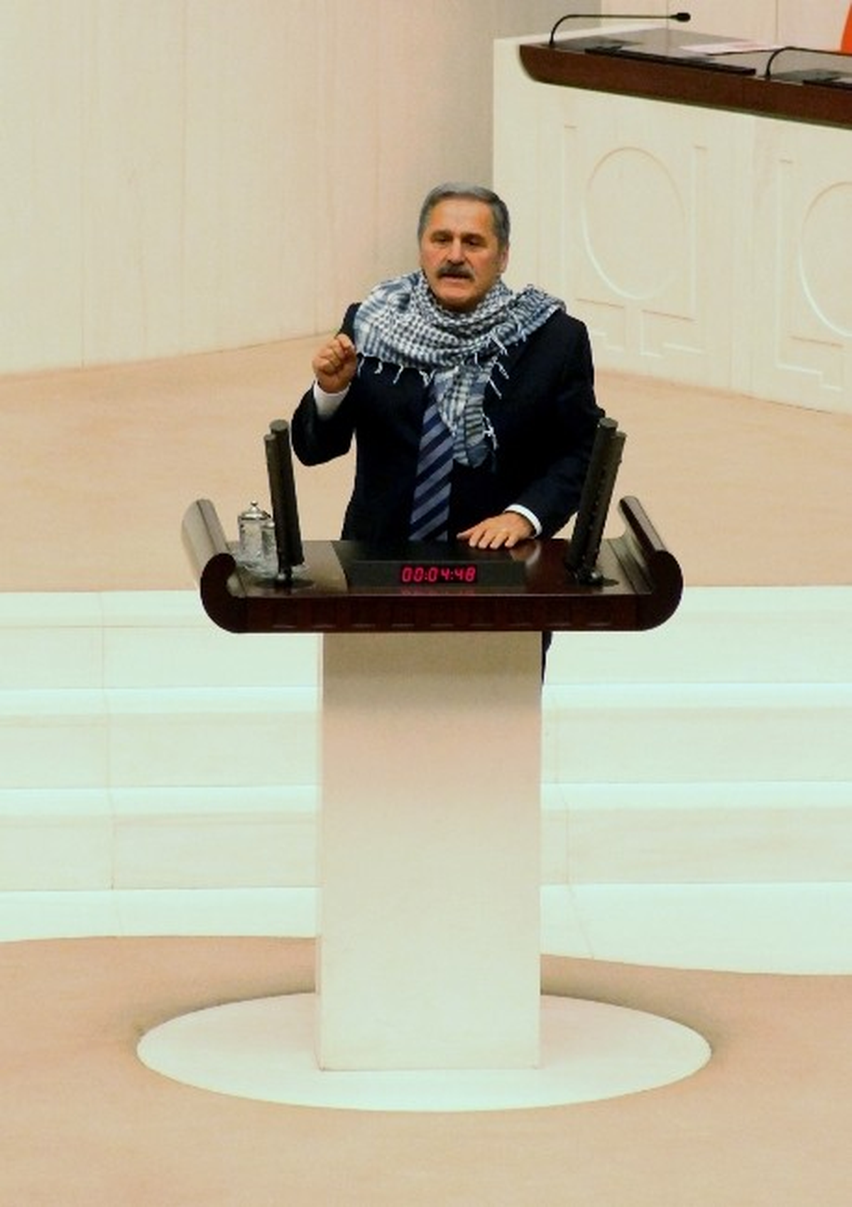 Çelebi Meclis Kürsüsüne Boynuna Poşu Takarak Çıktı