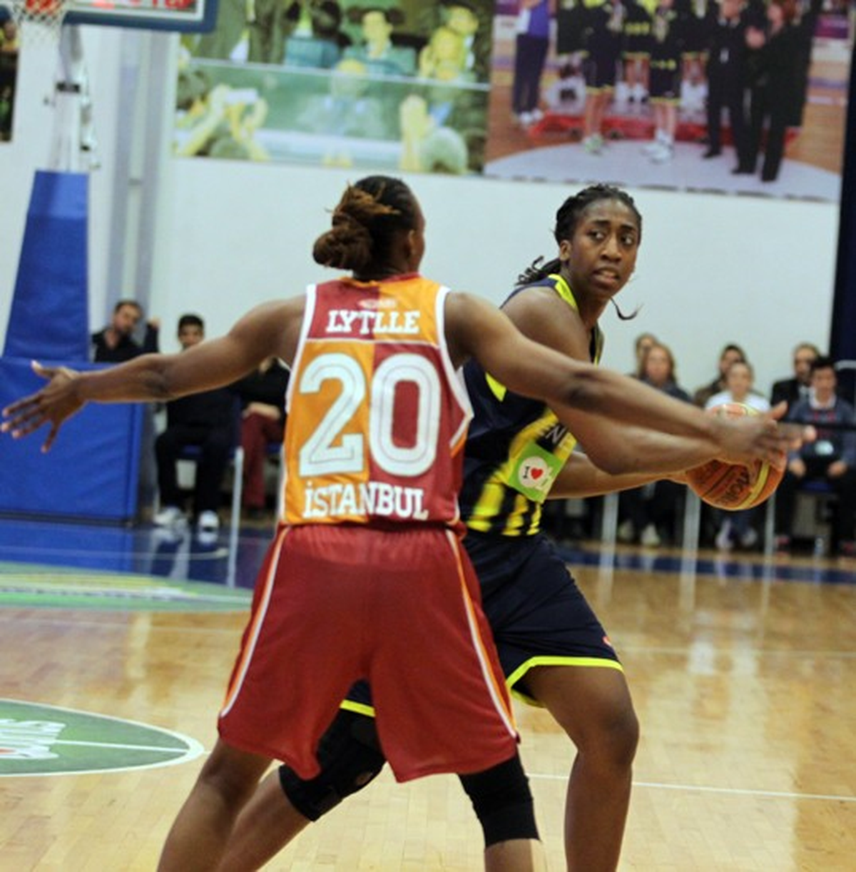 Türkiye Kadınlar Basketbol Liginin Şampiyonu, Fenerbahçe\'yi 73-54 Yenerek Seride Durumu 3-2 Yapan...