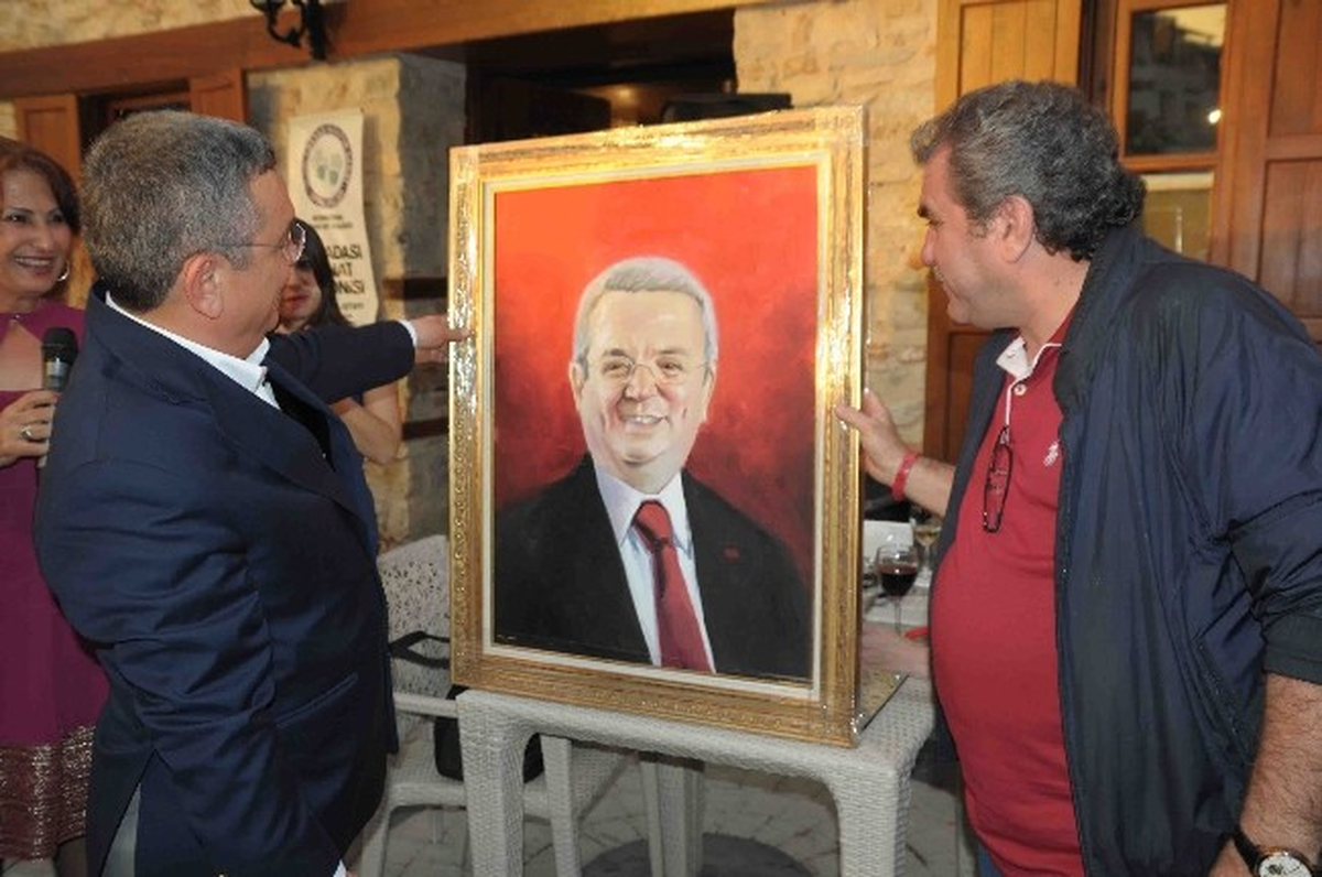 Azeri Sanatçıdan Başkan Kayalı\'ya Süpriz Hediye