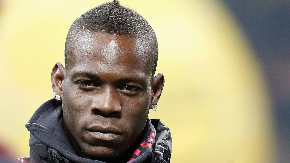 Balotelli Çok İlginç Parçalar İçeren Ayakkabı Koleksiyonunu Paylaştı!