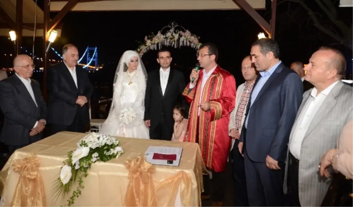 Başkan İmamoğlu, En Mutlu Günlerinde Çiftlerin Yanında