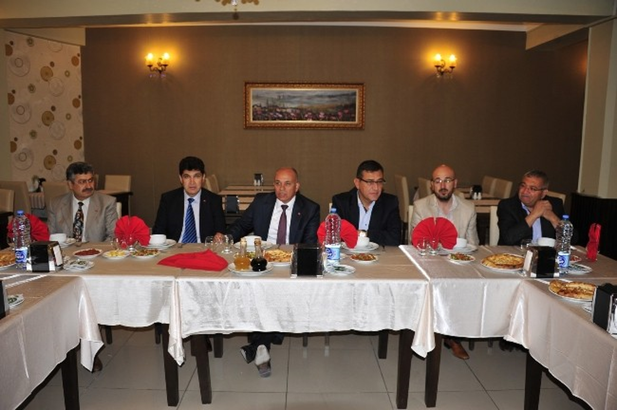 Belediye Meclis Üyeleri Yemekte Buluştu