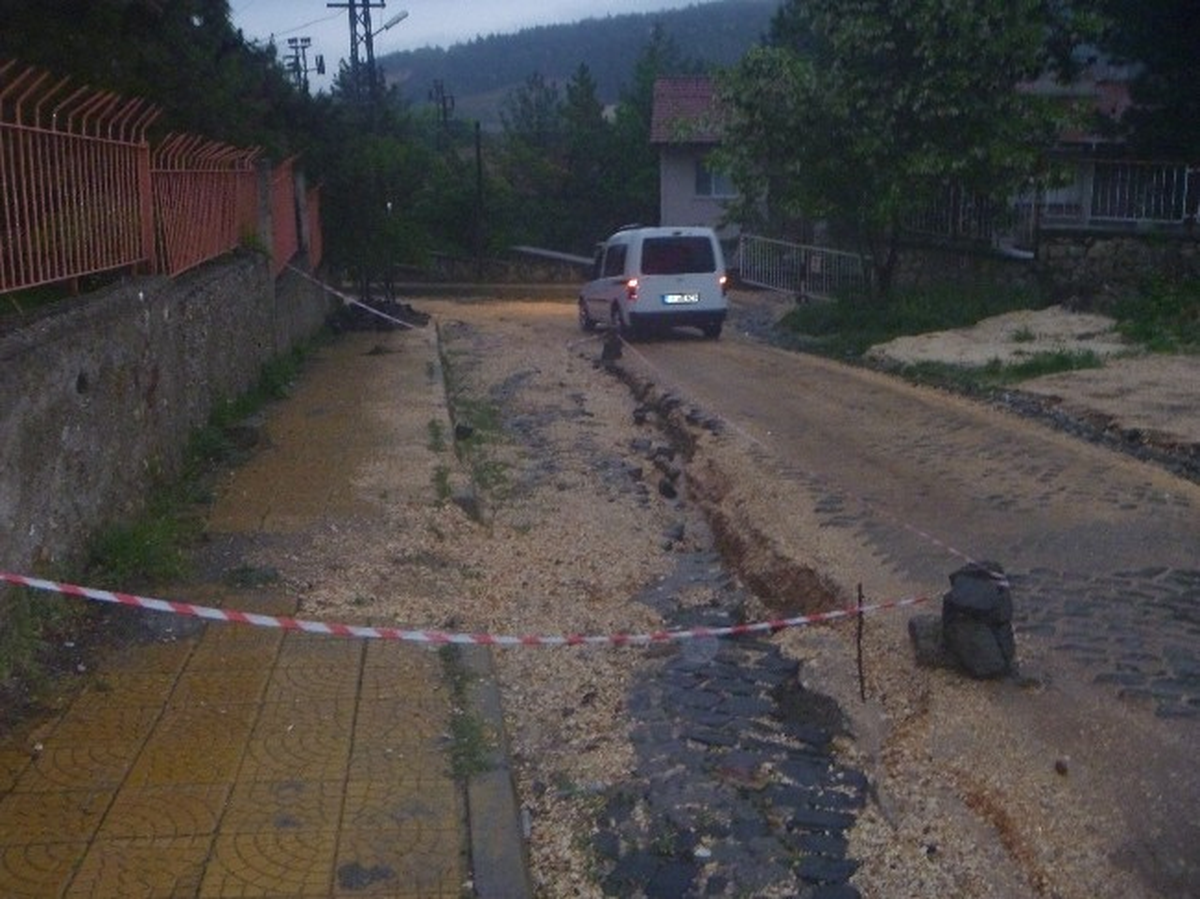 Bilecik\'te Sağanak Yağmur Yolları Tahrip Etti