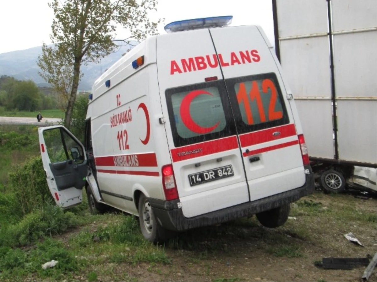 Bolu\'da Ambulans ile Otomobil Çarpıştı: 2 Yaralı