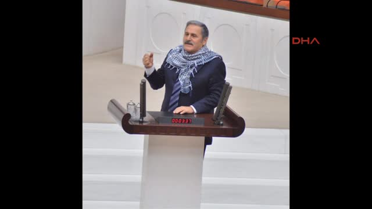 Çelebi Meclis Kürsüsüne Boynuna Poşu Takarak Çıktı