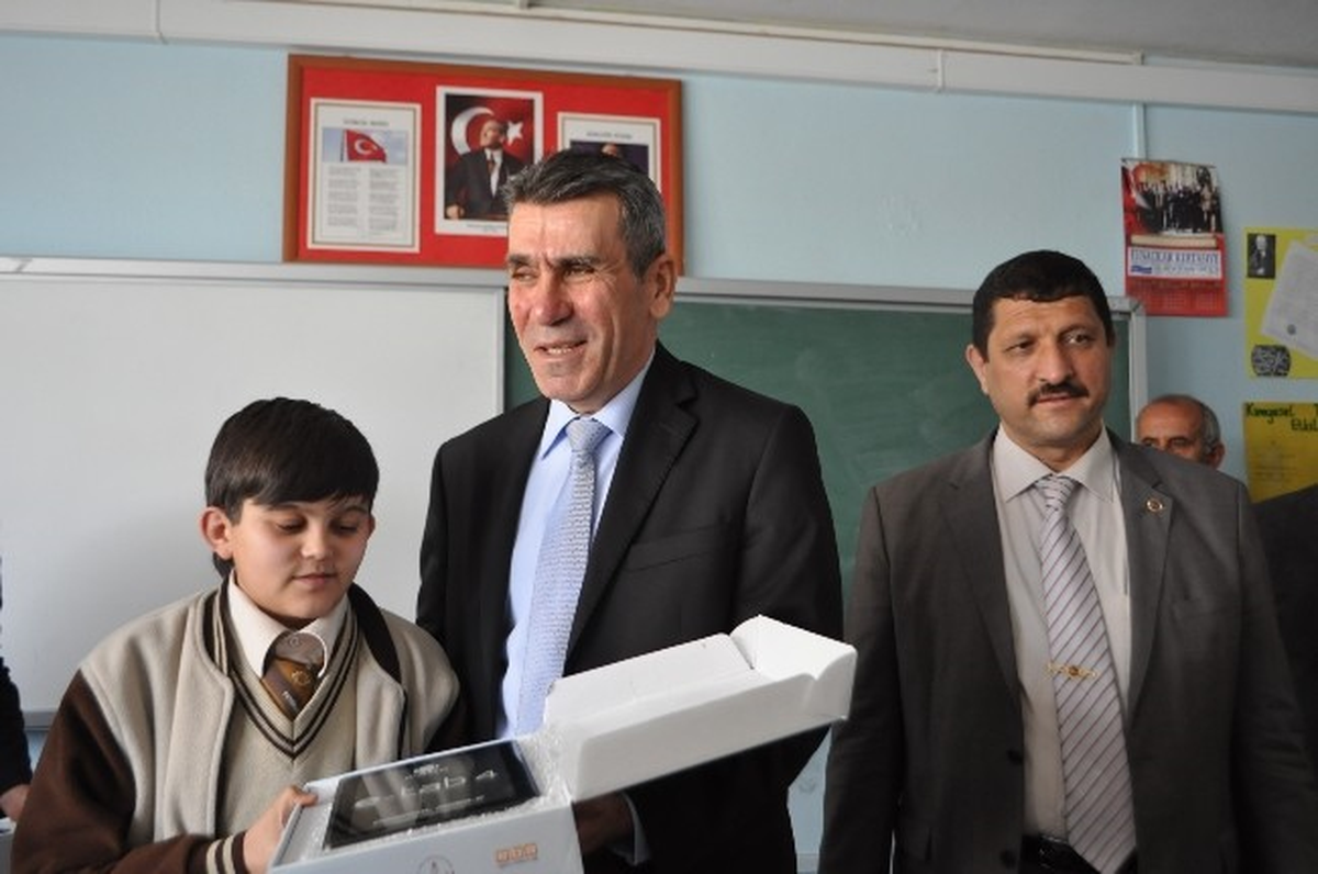 Öğretmen ve Öğrencilere Tablet Bilgisayar Dağıtıldı