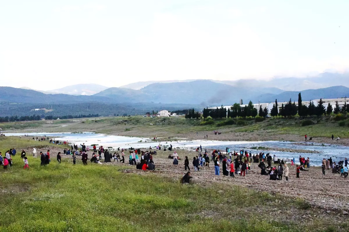 Dileklerini Yazdıkları Kağıtları ve 41 Çakıl Taşını Suya Attılar