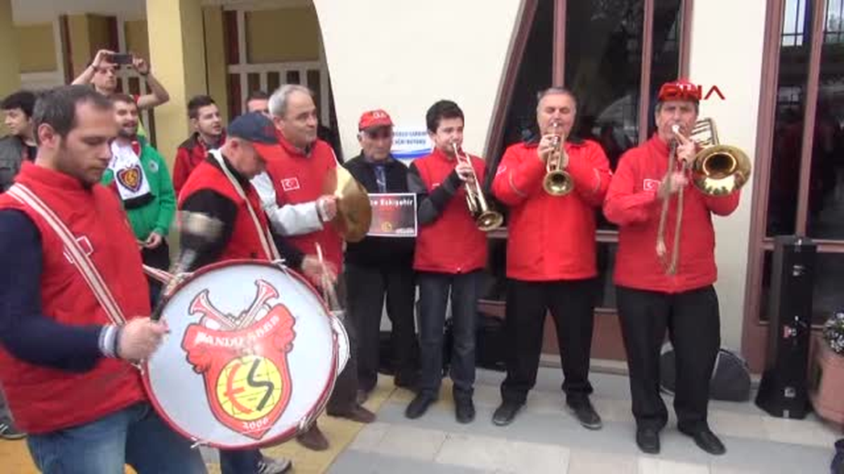 Eskişehirspor Kafilesi Meşalelerle Uğurlandı