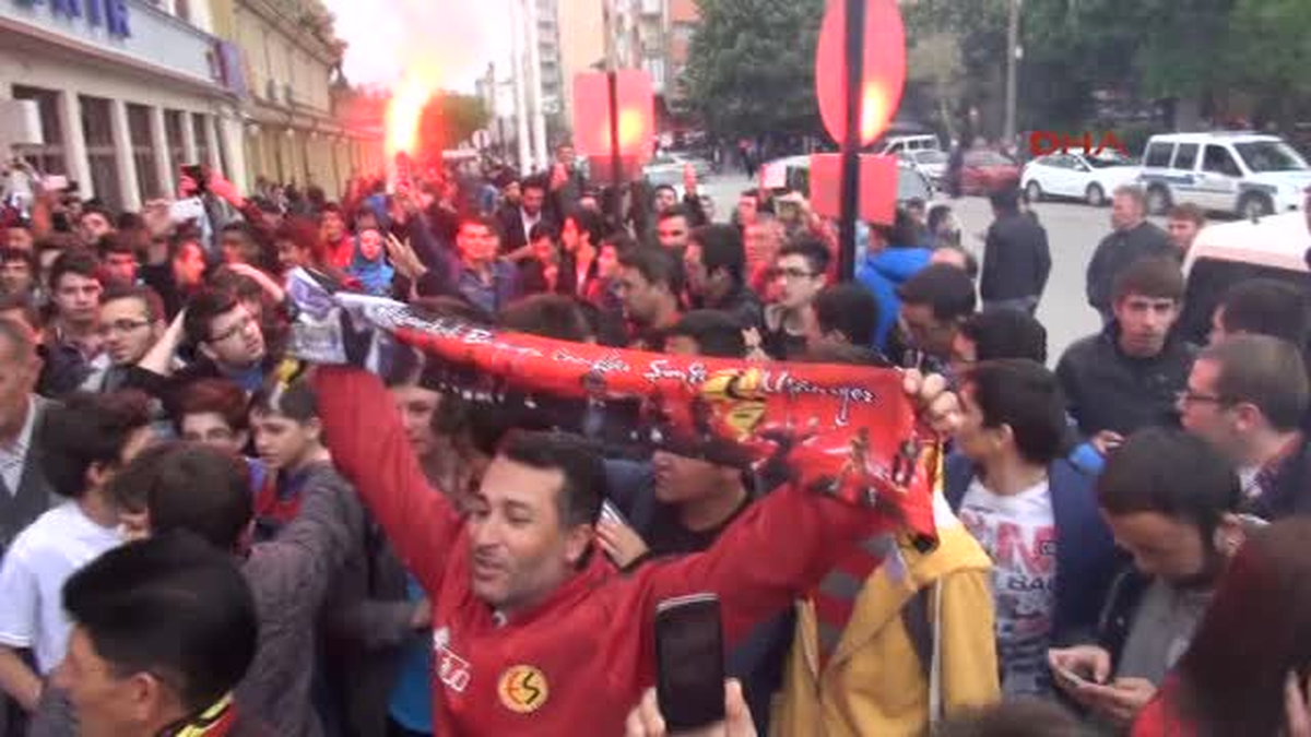 Eskişehirspor Kafilesi Meşalelerle Uğurlandı