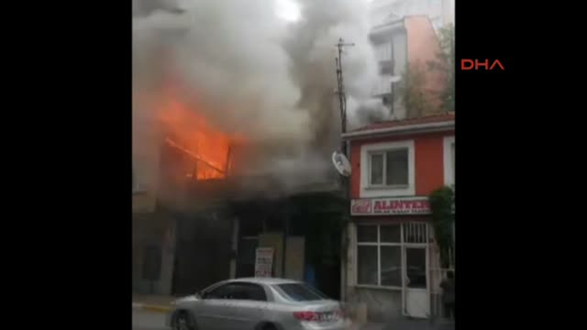 Gaziosmanpaşa\'da Metruk Bina Böyle Yandı