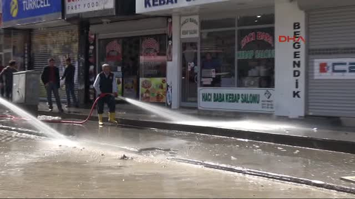 Hakkari\'de İtfaiye Ekipleri Yol ve Kaldırımları Yıkadı