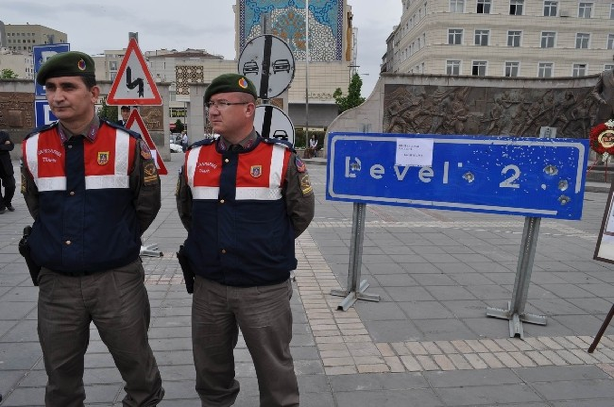 Hedef Tahtasına Çevrilen Trafik Levhaları Maliyetleri ile Birlikte Sergilendi