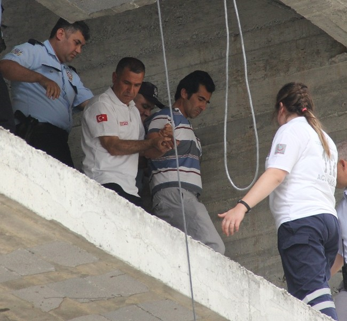 İntihar Etmek İsteyen Genci Kurtarıp Poz Verdiler