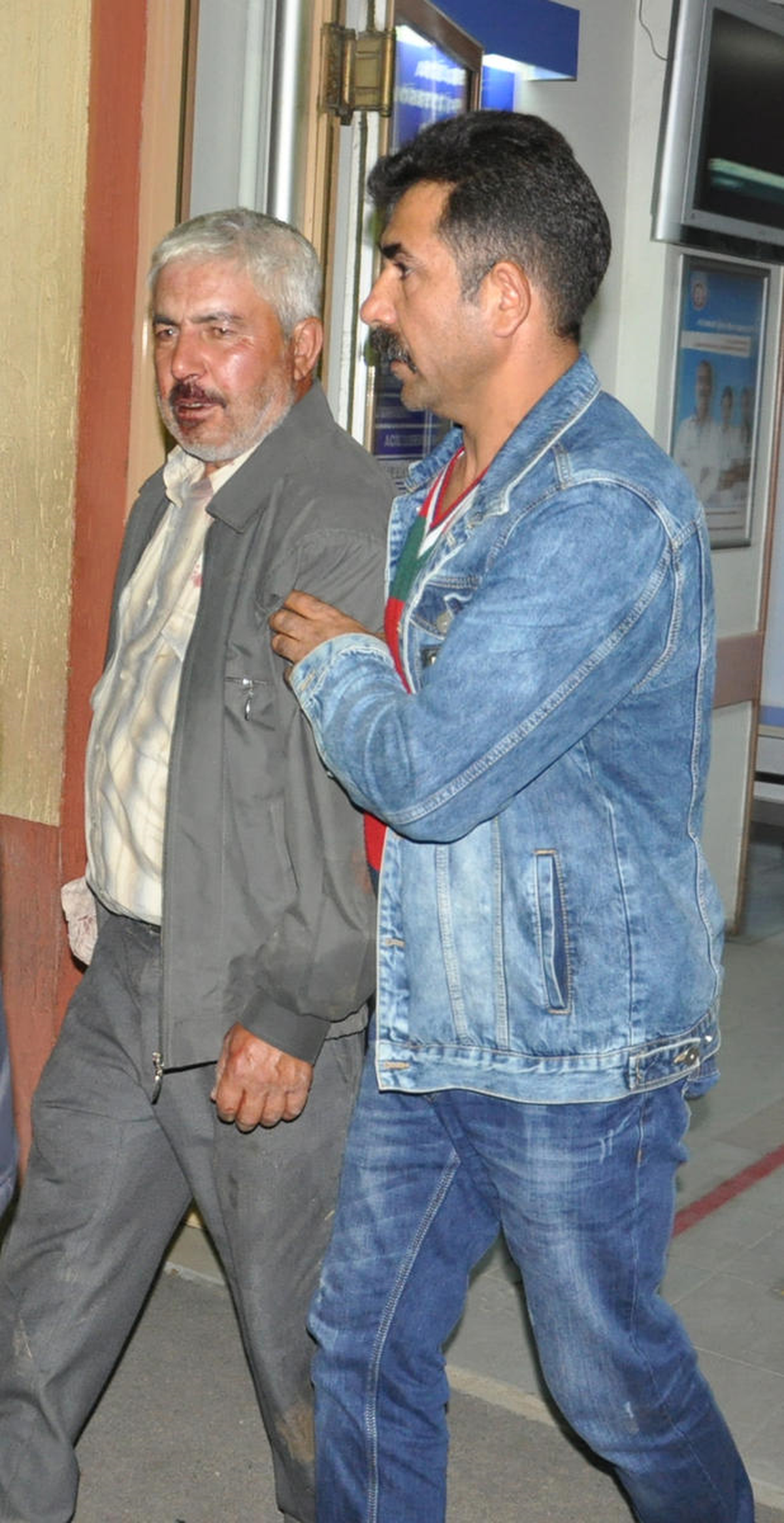 İzmir\'de Bıçakla Yaralama