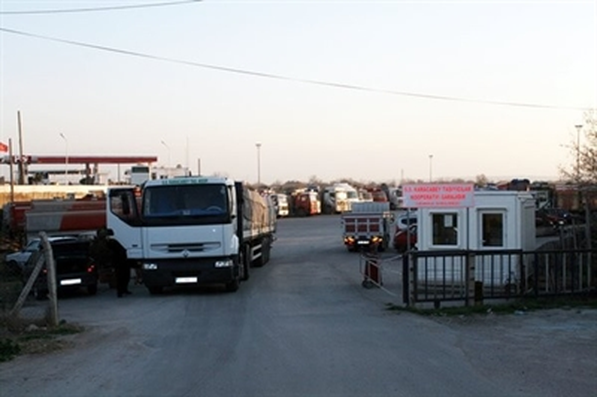 Karacabey\'de Kamyon Sürücülerinin "Kapalı Yol" Tepkisi