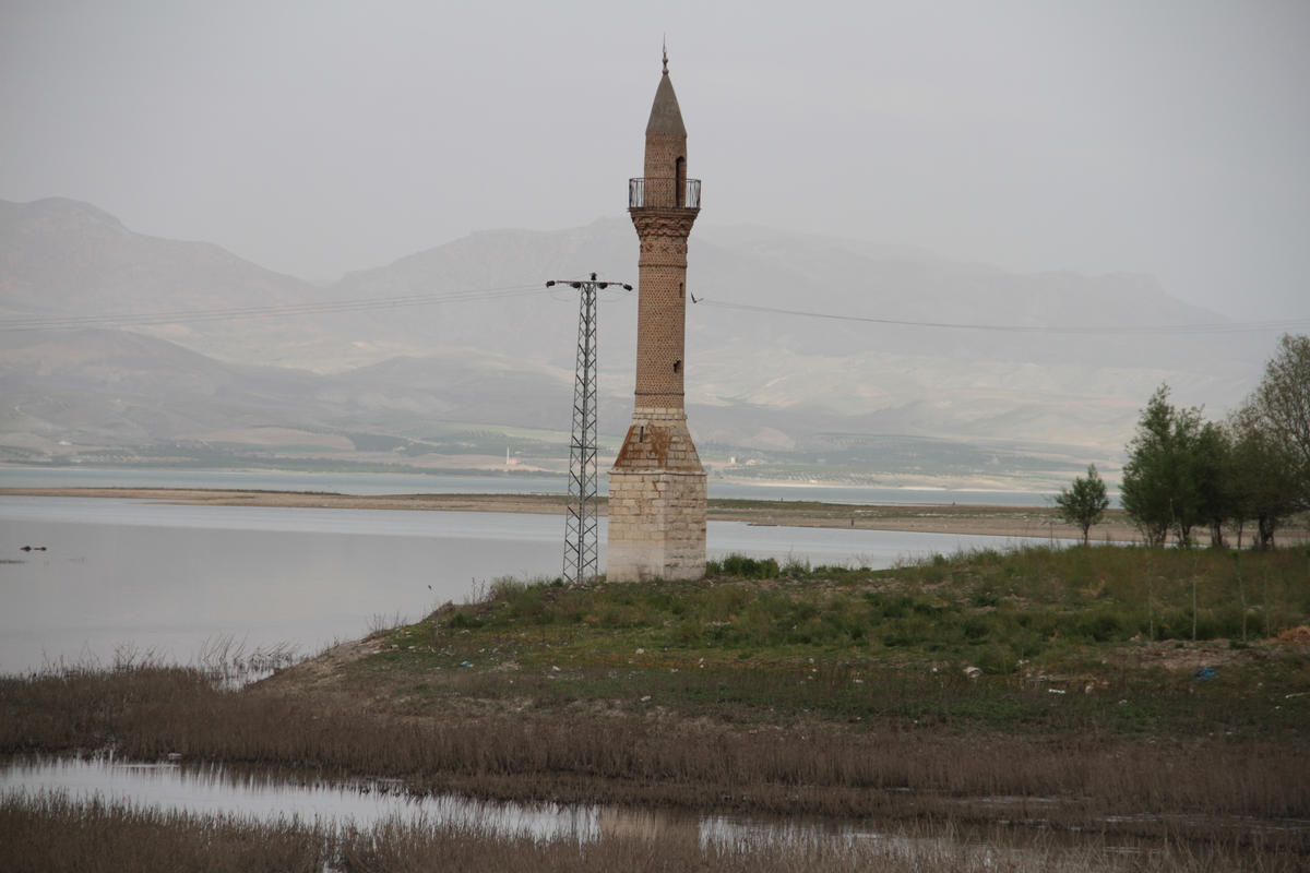 Karakaya Barajı\'nda Sular Çekildi