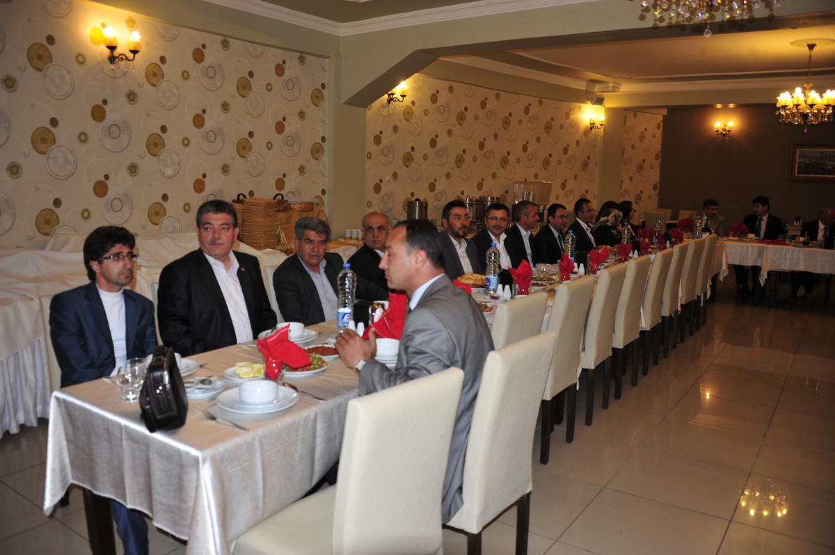 Karaman\'da Belediye Meclis Üyeleri Yemekte Buluştu