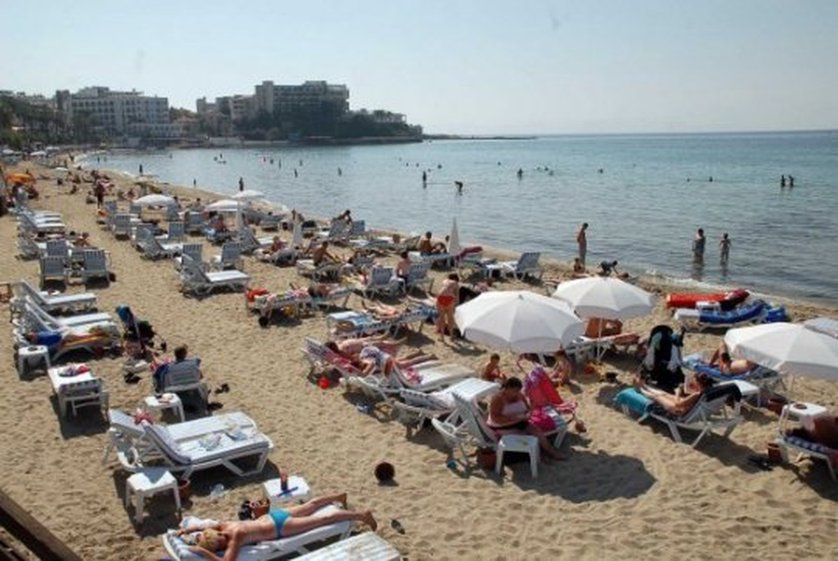 Kuşadası\'nda Hafta Sonu Plaj Keyfi