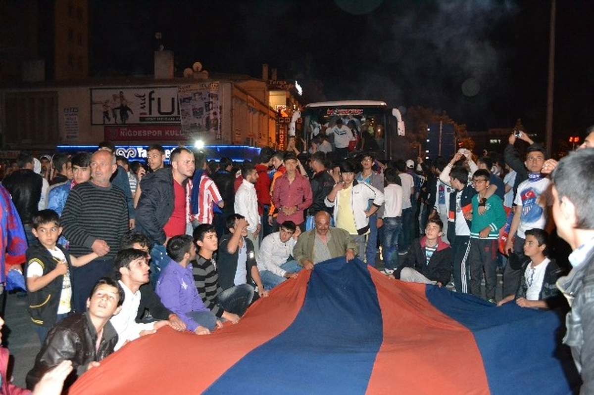 Niğde Belediyespor\'a Coşkulu Karşılama