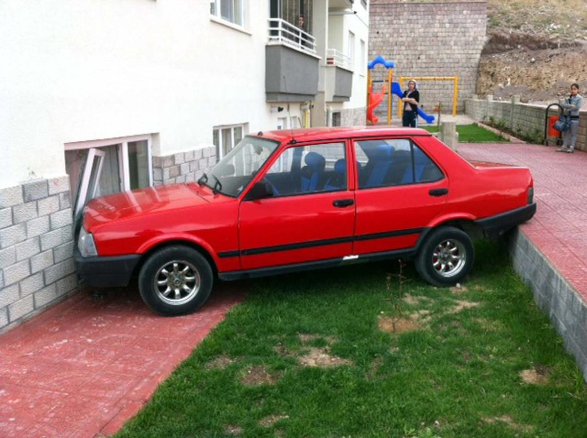 Sürücüsüz Otomobil Evin Penceresine Çarptı