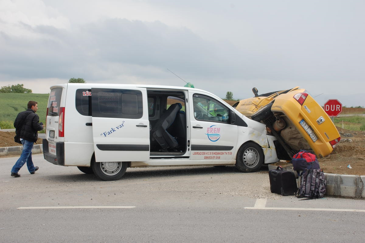 Tekirdağ\'da Taksiyle Kamyonet Çarpıştı: 5 Yaralı