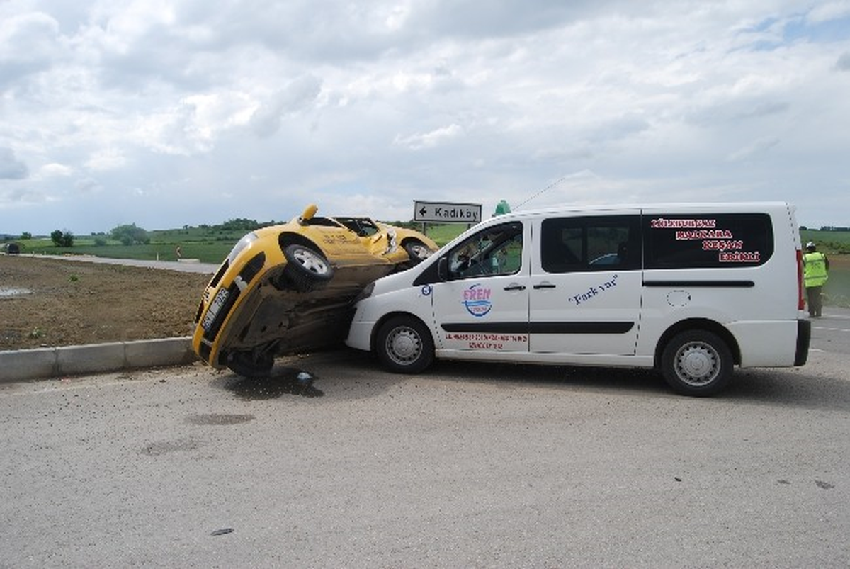 Ticari Otomobil ile Yolcu Minibüsü Çarpıştı: 1\'i Çocuk 5 Yaralı