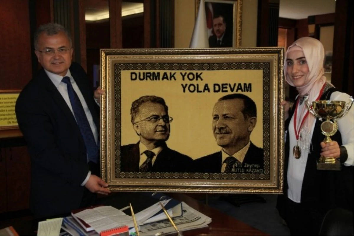 Türkiye Birincisinden Başkana Tablo Halı