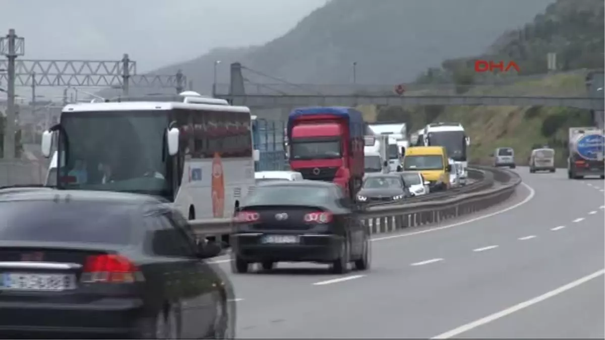 100 Karayolu\'nda Öğlen Saatlerinden İtibaren Yoğunluk Yaşanmaya Başladı