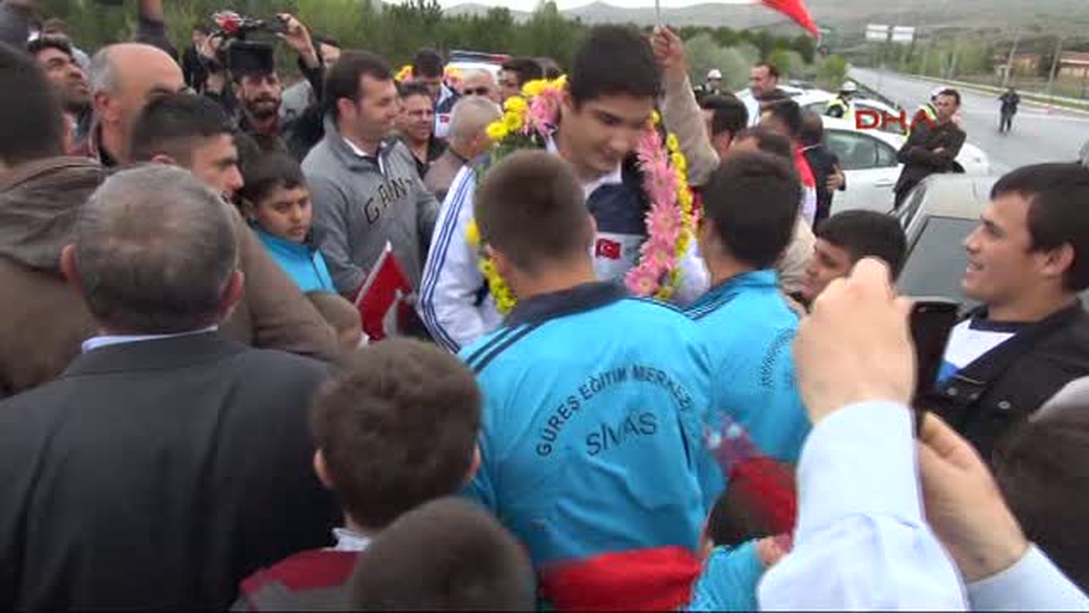 Avrupa Şampiyonu Güreşçiye Coşkulu Karşılama