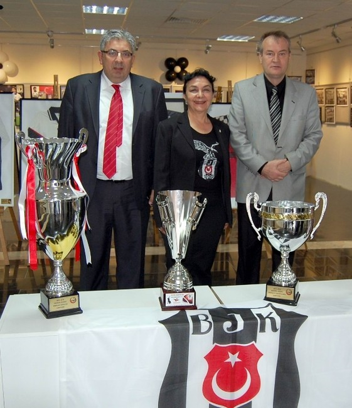 Beşiktaş\'ın 111 Yıllık Aşk Sergisi Açıldı