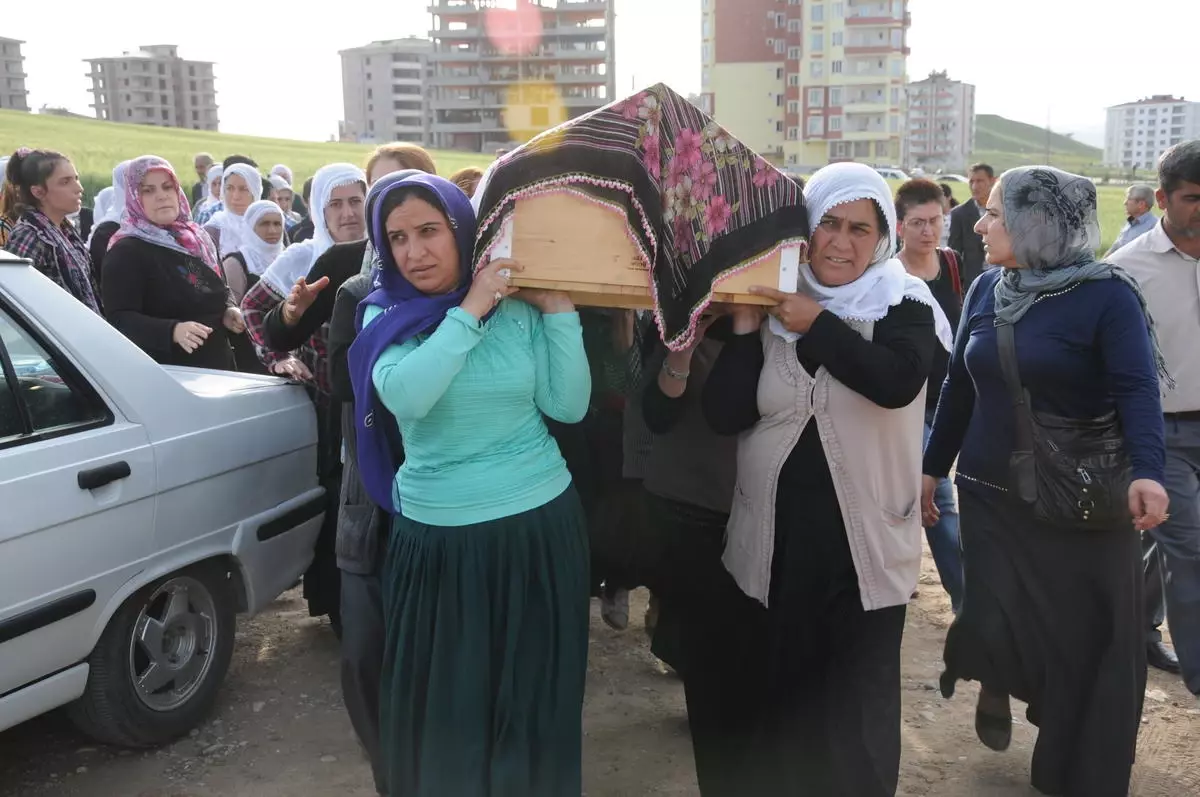 Kocası Tarafından Ütüyle Öldürülen Kadın, Toprağa Verildi