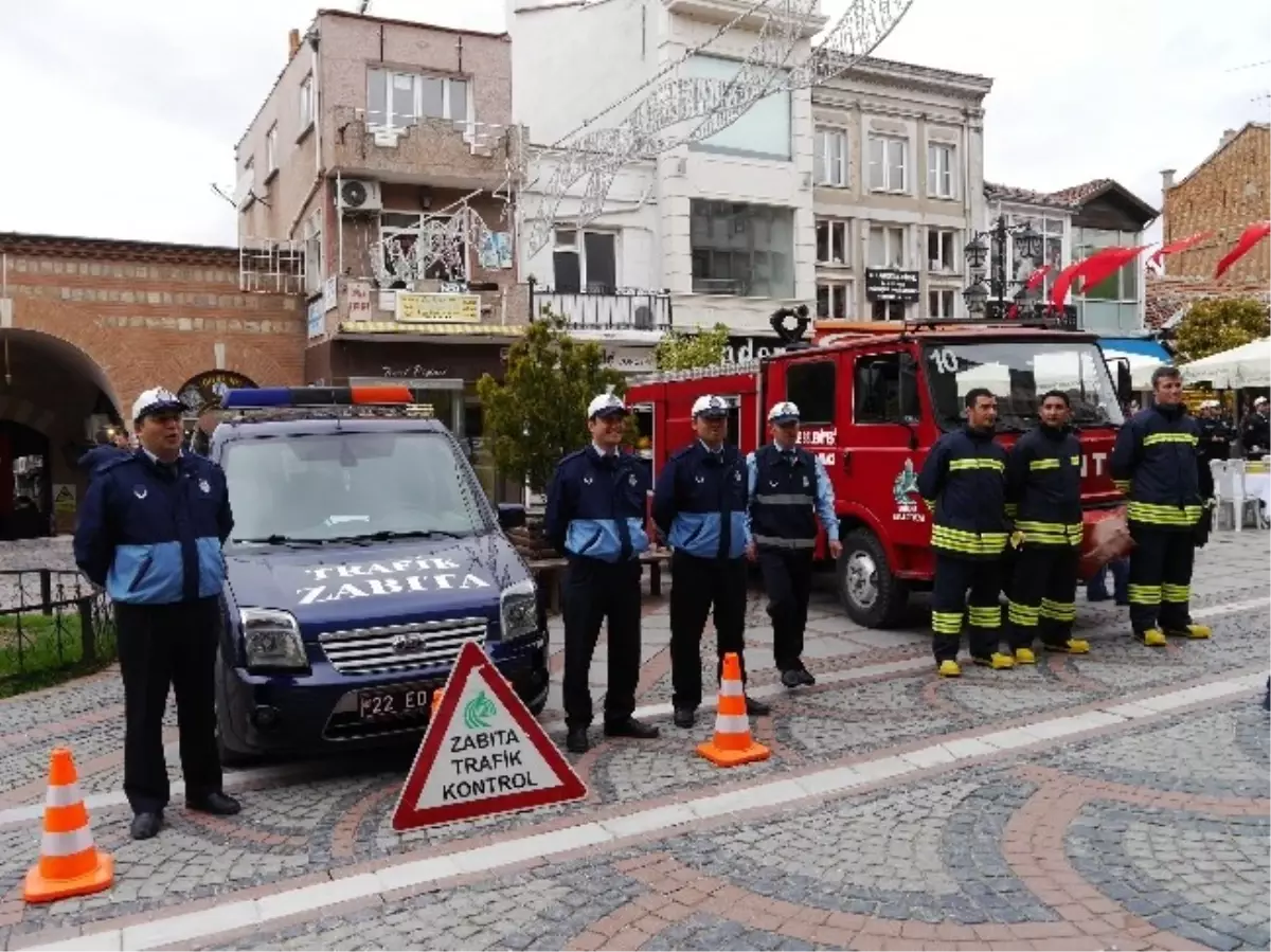 Edirne\'de Trafik Haftasında Bilgilendirici Stant Kuruldu