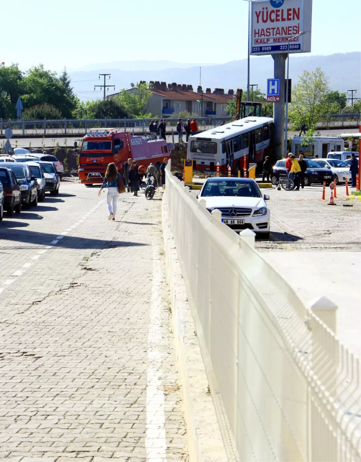 Freni Patlayan Halk Otobüsü Kum Yığınına Çarparak Durabildi