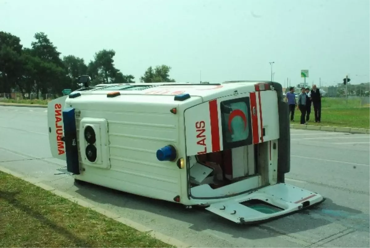 Manavgat\'ta Hasta Çocuğu Taşıyan Ambulans Kaza Yaptı