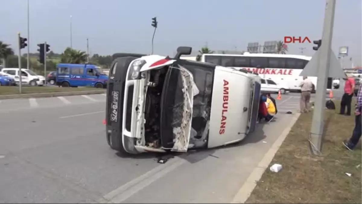 Antalya\'da Ambulans ile Minibüs Çarpıştı: 5 Yaralı