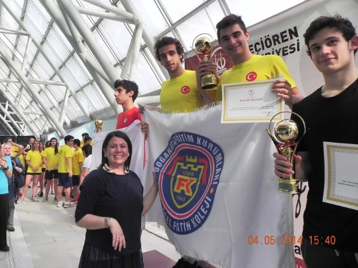 İzmir Özel Fatih Koleji Erkek Yüzme Takımı Türkiye Şampiyonu Oldu