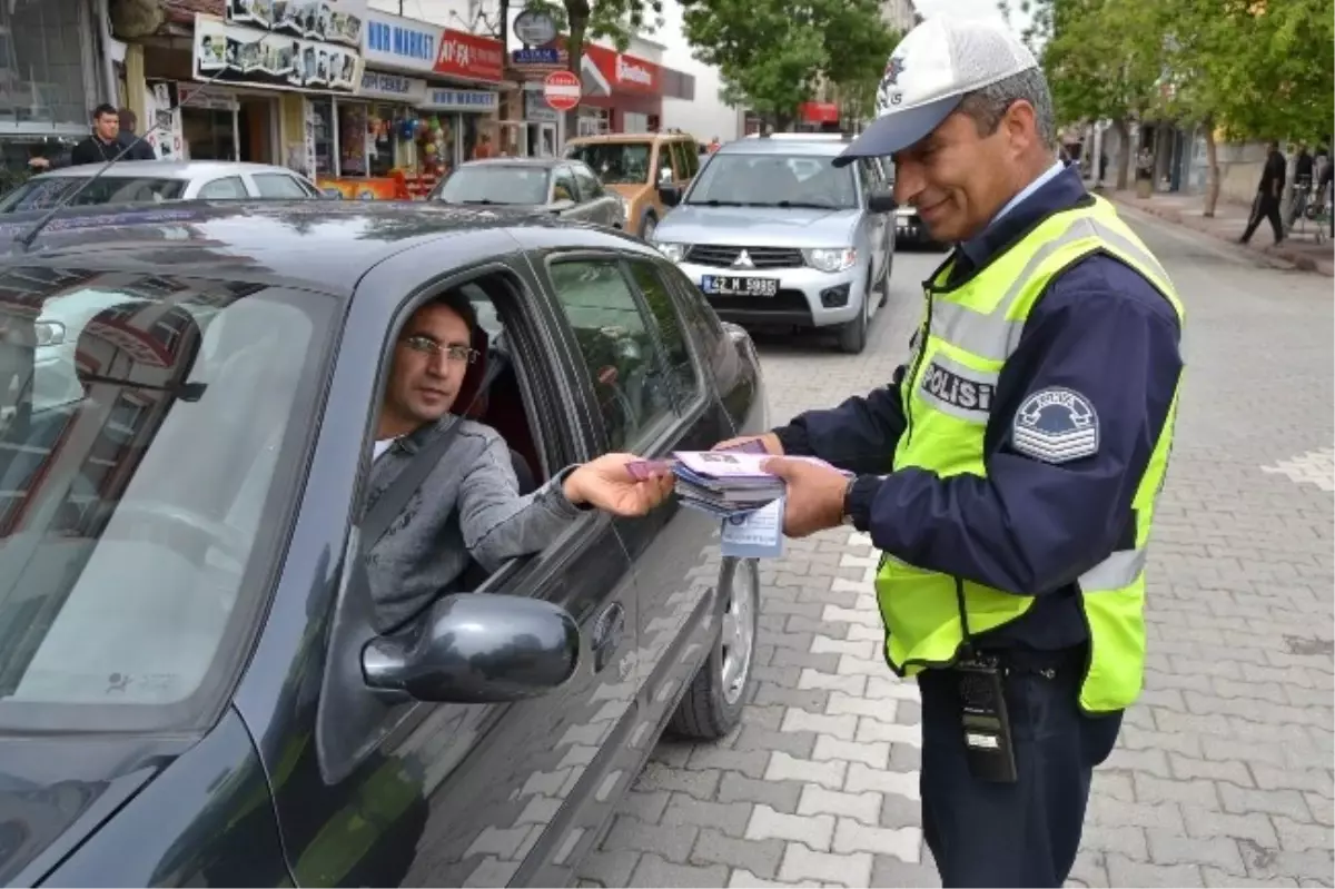 Kulu\'da Trafik Polisinden Broşürlü Uyarı