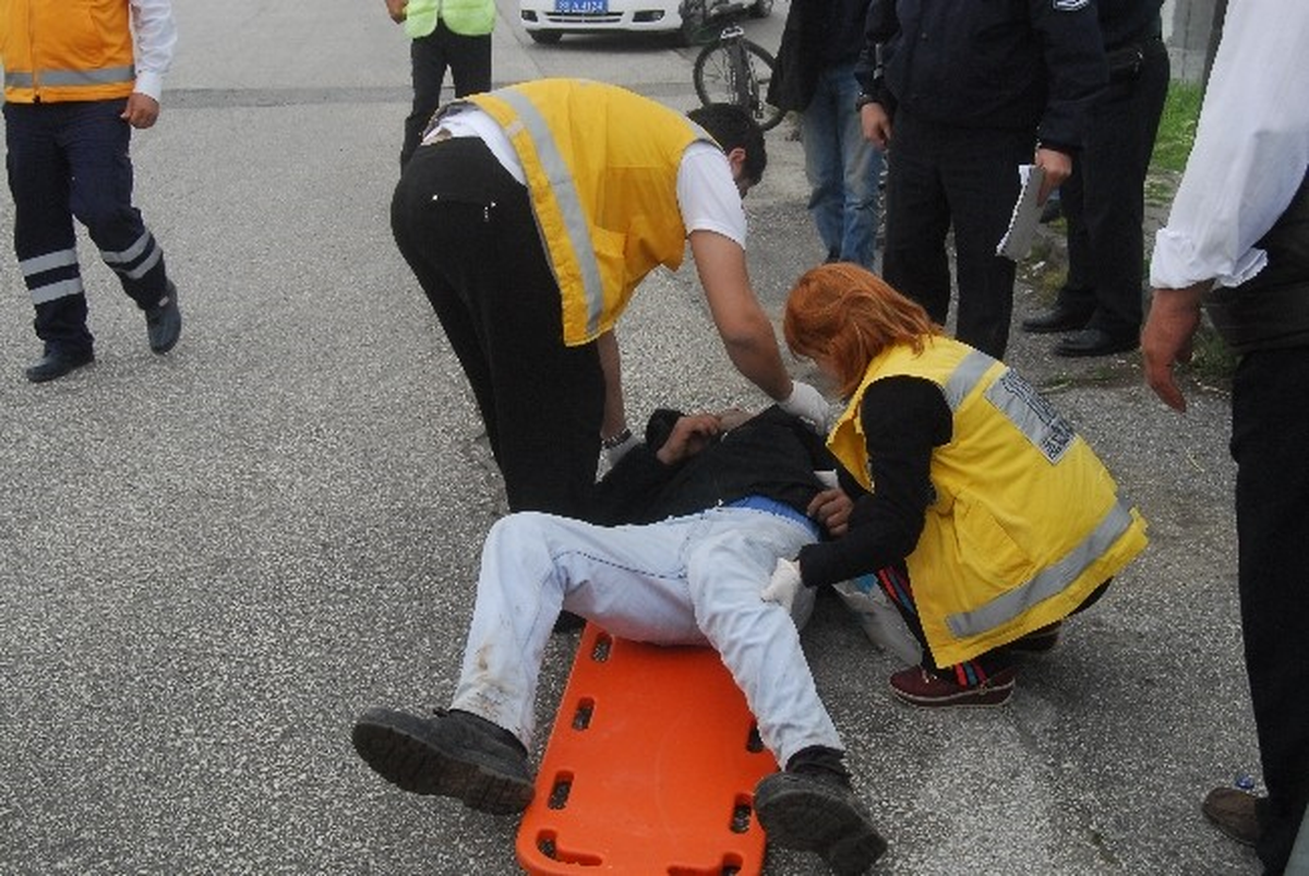 Motosiklet Bisiklet Sürücüsüne Çarptı: 2 Yaralı