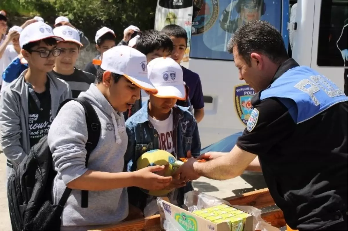 Polisler Öğrencilerle Piknik Yaptı