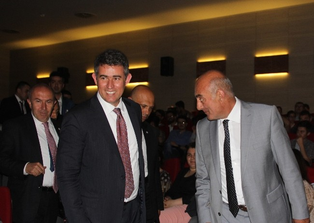 TBB Başkanı Feyzioğlu, Atatürk Üniversitesi\'nde Öğrencilerle Söyleşi Yaptı