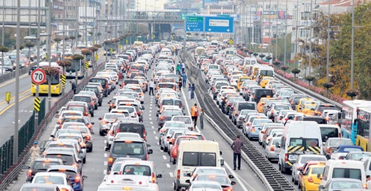 TEM\'deki Çalışma, D-100\'de Trafiği Sıkıştırdı