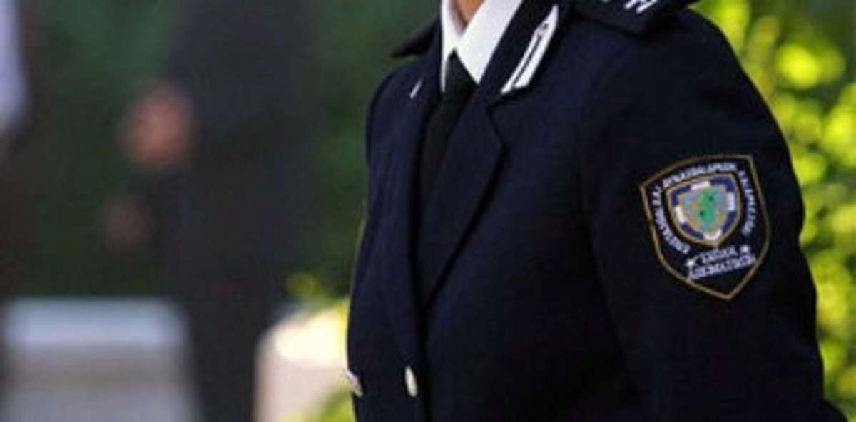 Yunan Polis Hırsızlık Yaparken Yakalandı