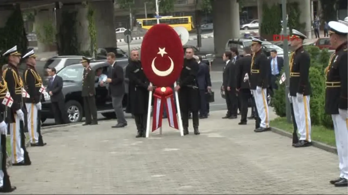 Cumhurbaşkanı Gül, Tiflis\'teki Kahramanlar Anıtı\'na Çelenk Koydu